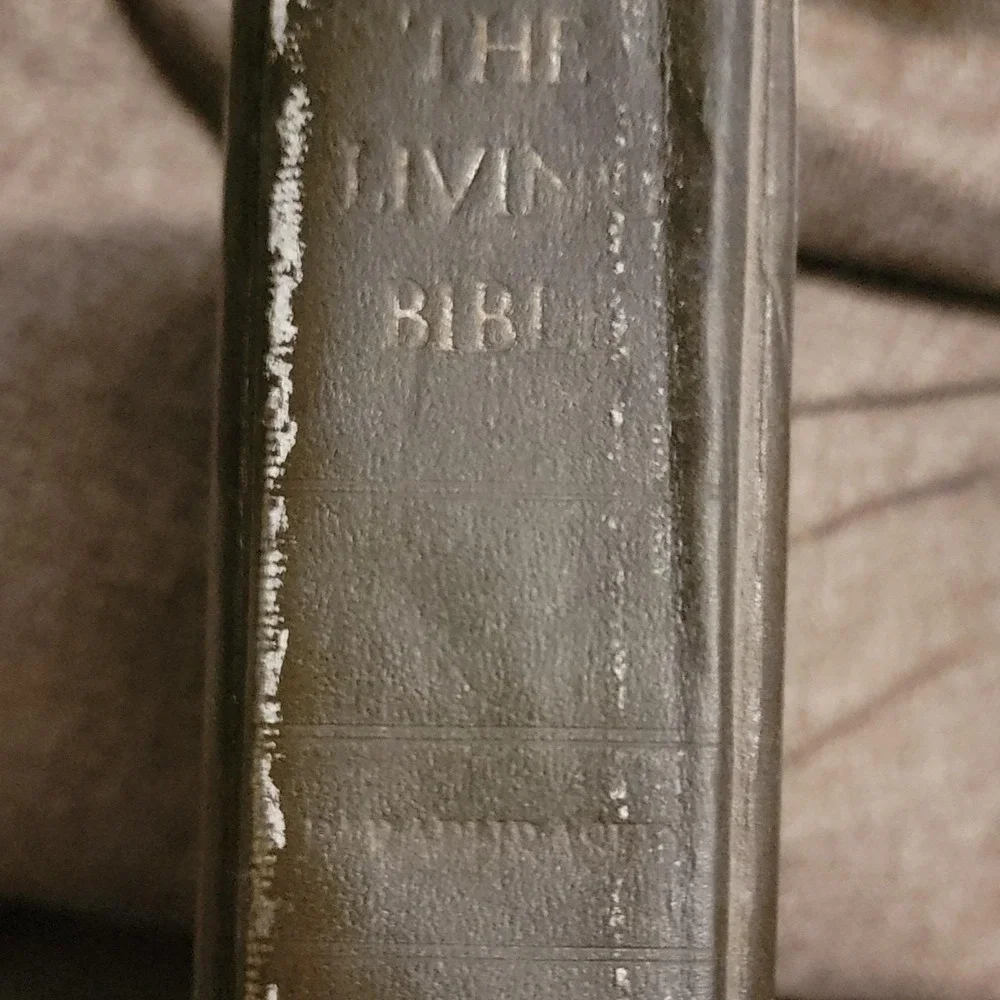 The Living Bible Paraphrased Tyndale 1972 VTG Green Padded Hardcover 8th Print.